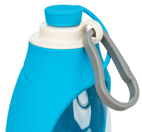 Blauer Kunststoffflaschenverschluss mit grauem Karabinerhaken und weißem Schraubverschluss an transparenter Flasche.