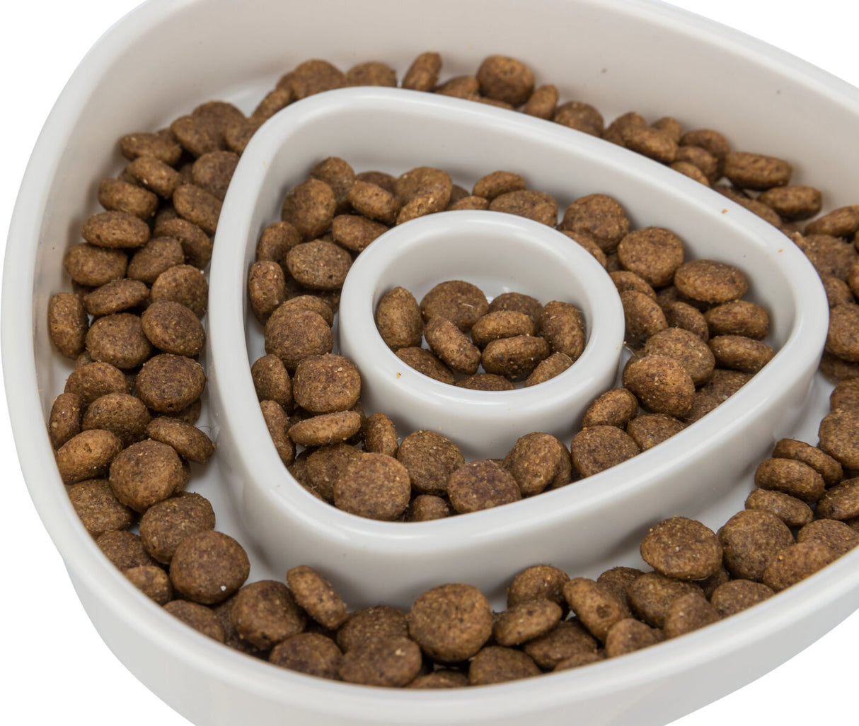 Braune Kroketten in einem weißen spiralförmigen Napf angeordnet.