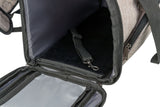 Grau-schwarzer Rucksack mit offenem Hauptfach und Reißverschluss, innenliegendem Sicherheitsgurt mit Karabiner.