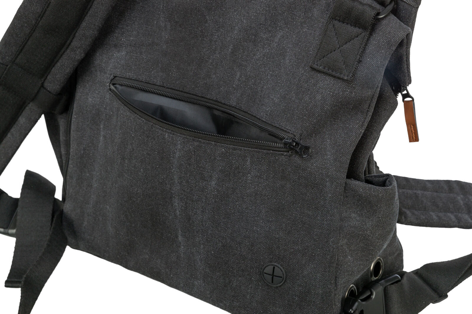 Dunkelgrauer Rucksack mit seitlichem Reißverschlussfach und schwarzem, verstellbarem Tragegurt.
