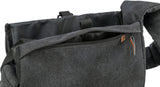 Graue Stofftasche mit geöffneter Reißverschlusstasche und sichtbarem Innenfutter aus schwarzem Material.