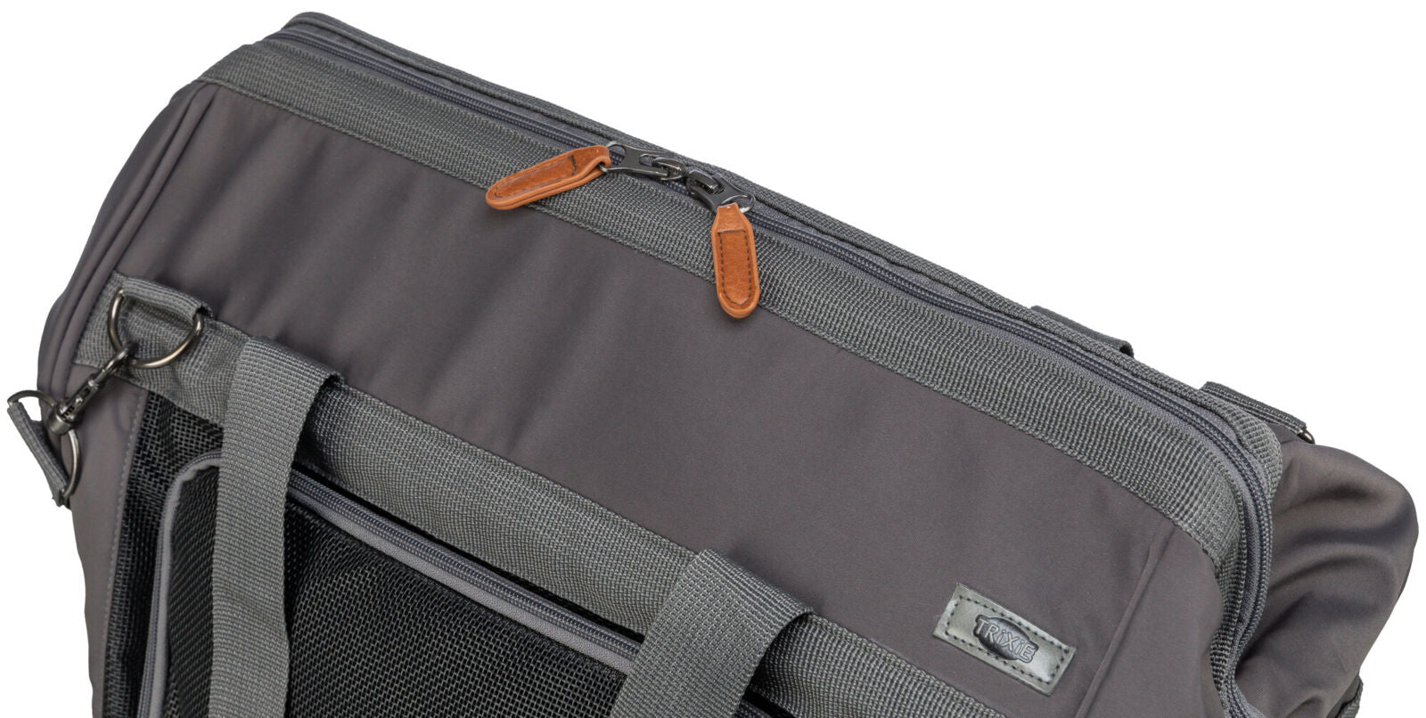 Graue Tasche mit Reißverschluss und zwei Lederzippern, seitliches Netzfach und Metallring an grauem Tragegurt.