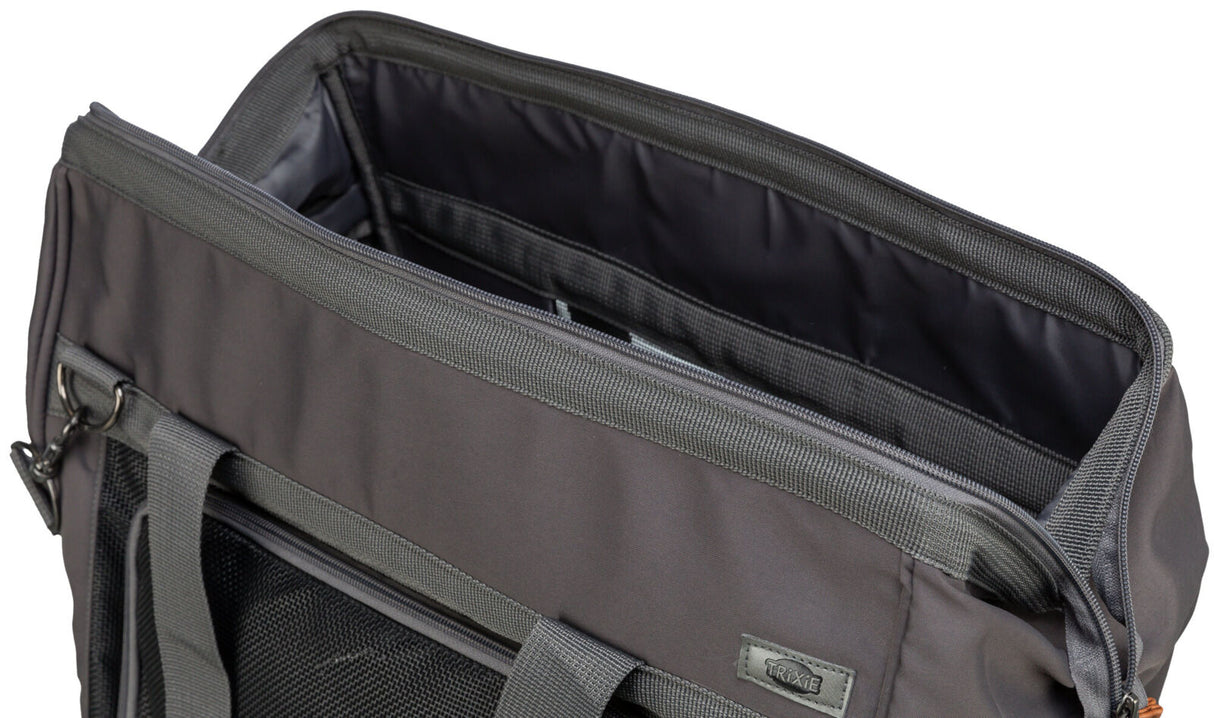 Graue Tasche mit Reißverschluss und Tragegriffen, teilweise geöffnet, zeigt Innenfutter und Netzseitenfach.
