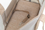 Innenansicht einer beige Tasche mit gepolstertem Boden und einem befestigten Riemen mit Metallhaken.