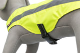 Graues Modell mit gelber, reflektierender Hundeweste und schwarzer Schnalle auf weißem Hintergrund.