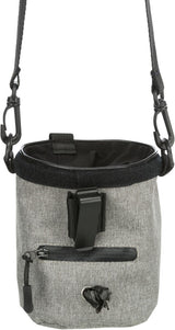 Graue, zylinderförmige Tasche mit schwarzem Riemen, Reißverschlusstasche und Clip-Halterung, oben offen.