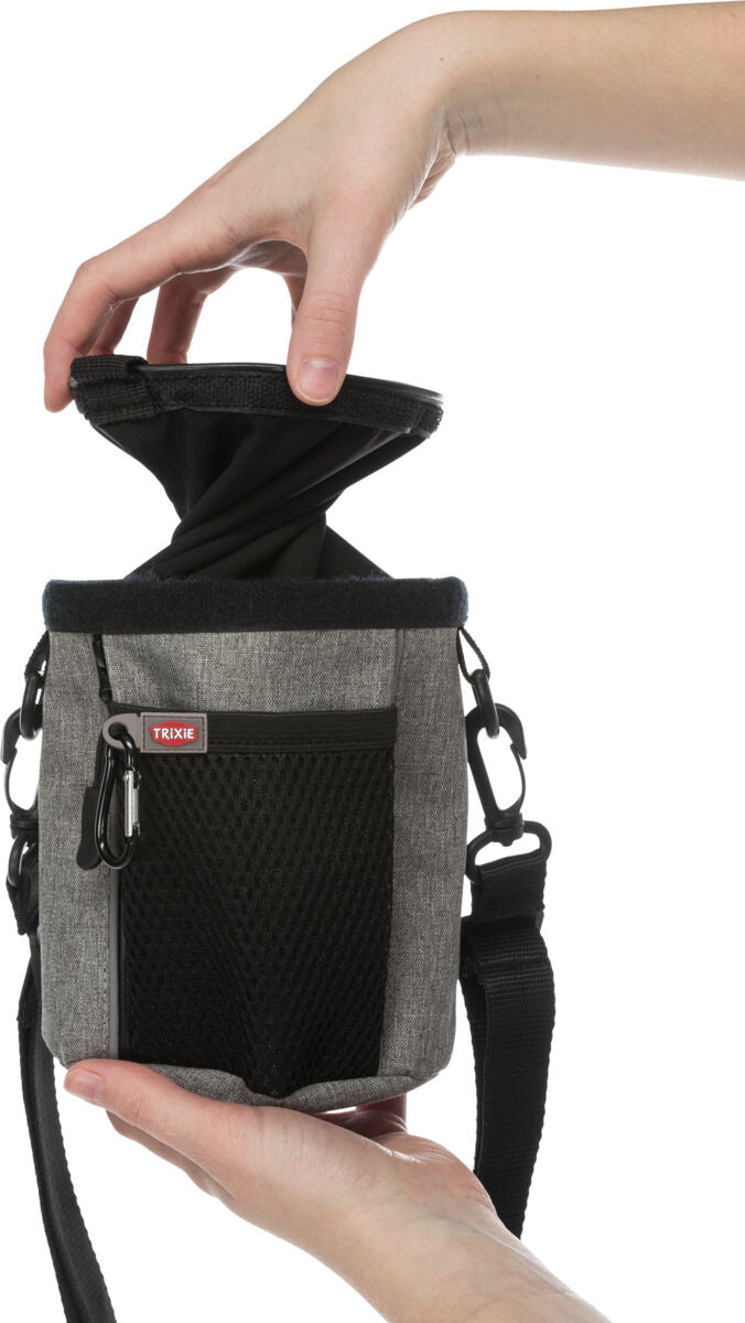 Graue Tasche mit schwarzem Netzfach und Schultergurt, offene schwarze Innentasche, von Händen gehalten.