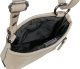 Beige Tasche mit verstellbarem Riemen und schwarzem Innenfutter, Öffnung ins Innere zeigend.