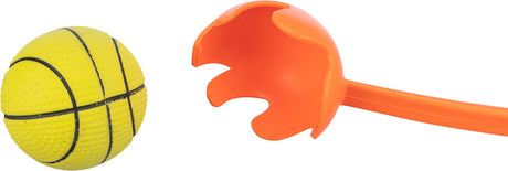 Gelber Ball mit schwarzen Streifen neben einer orangefarbenen Wurfvorrichtung mit halbrundem Griff und Öffnung.