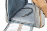 Der Rucksack ist aus grauem Stoff mit Lederdetails, enthält eine weiche Einlage und hat ein Mesh-Fenster.