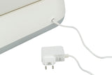 Ein weißes Ladegerät ist mit einem weißen elektrischen Gerät verbunden, das teilweise sichtbar ist.