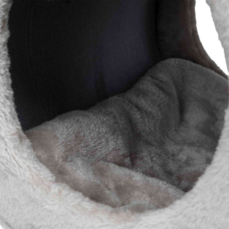Weiches, graues Innenpolster einer Höhle mit dunklem Hintergrund, geeignet für Haustiere.