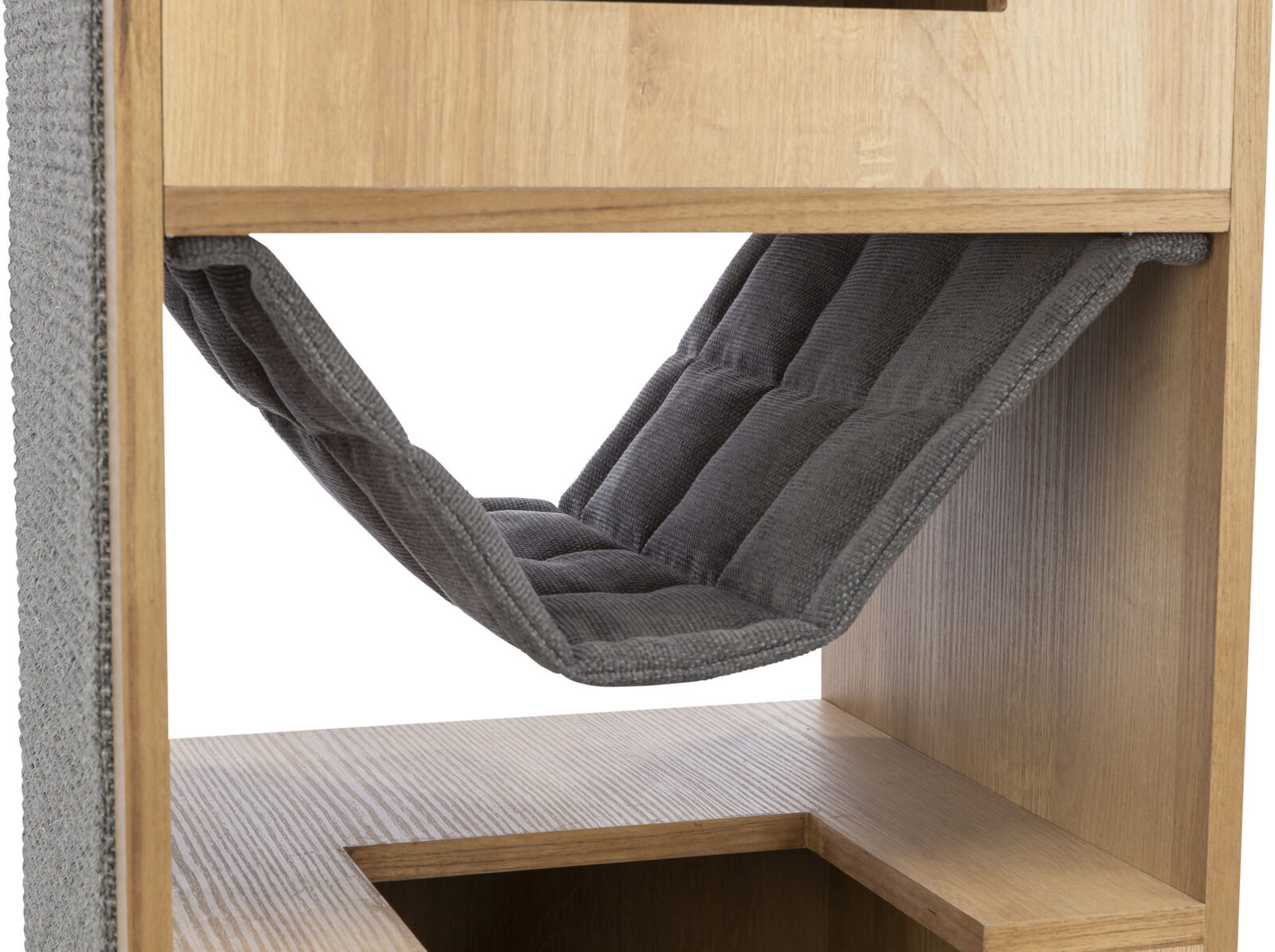 Ein Holzmöbelstück mit einer grauen, gepolsterten Hängematte in einem offenen Regalabschnitt darunter.