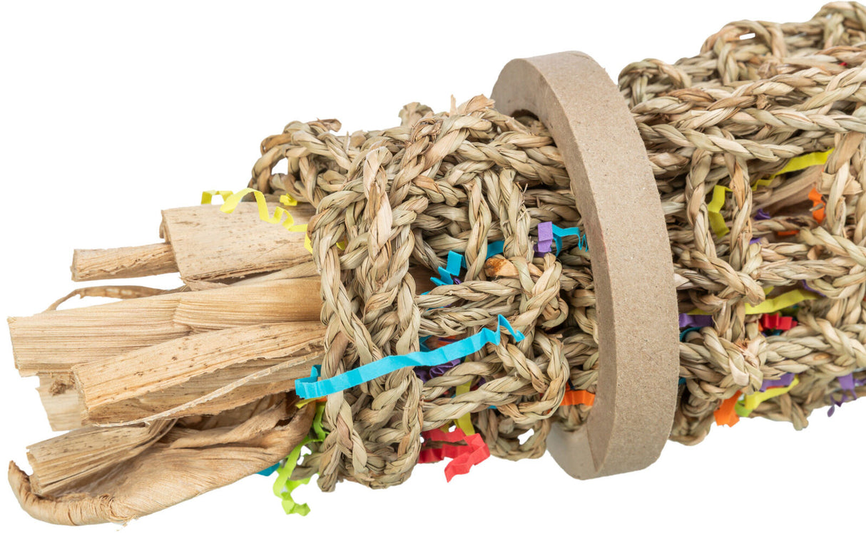 Geflochtenes Seilspielzeug aus Naturmaterialien mit bunten Papierstreifen und Holzspänen dekoriert.
