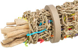 Geflochtenes Seilspielzeug aus Naturmaterialien mit bunten Papierstreifen und Holzspänen dekoriert.