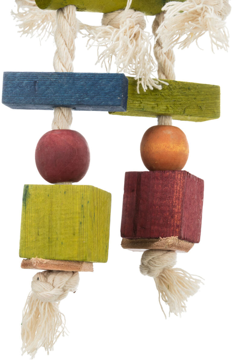 Holzspielzeug mit bunten Blöcken und Kugeln in Grün, Blau und Rot, verbunden durch dickes, geflochtenes Seil.