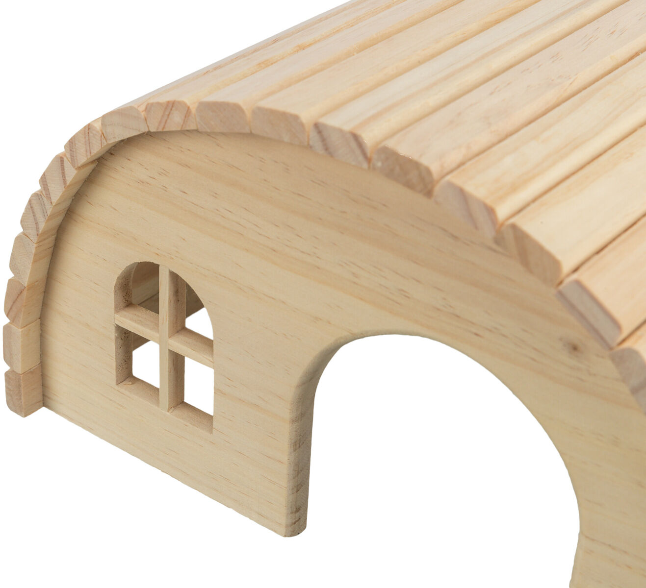 Holzhaus mit abgerundetem Dach, kleiner quadratischer Fensteröffnung und einem Eingangsloch an der Seite.