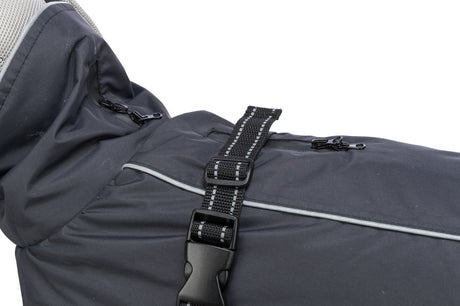 Dunkelgraue Hundejacke mit reflektierenden Streifen, Reißverschlüssen und einem verstellbaren Schnallenverschluss.