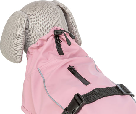 Grauer Hundemantel mit Kapuze, rosa Farbe, schwarze Reißverschlüsse und Gurte, auf einem Puppenmodell.