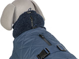 Hundemantel in Blau mit Steppmuster und Reißverschlüssen, getragen von einem hellen Hundemodell.