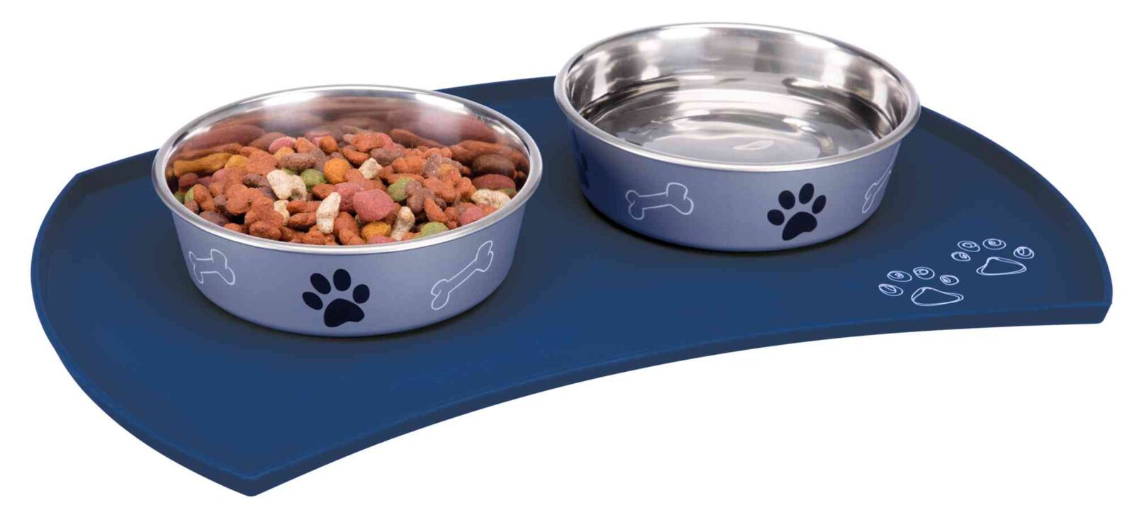 Zwei Edelstahlnäpfe mit Pfoten- und Knochenmotiven auf einer blauen Unterlage, einer mit Trockenfutter gefüllt.