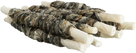 Weiße, röhrenförmige Objekte, die spiralförmig in dunkles, getrocknetes Material gewickelt sind, auf weißem Hintergrund.