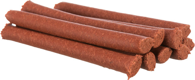 Braune Hundesnacks in Form von Sticks liegen nebeneinander auf einem weißen Hintergrund.