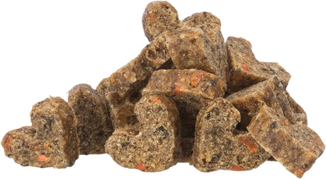Eine Ansammlung von herzförmigen, braunen Snacks mit sichtbaren roten und schwarzen Stücken.