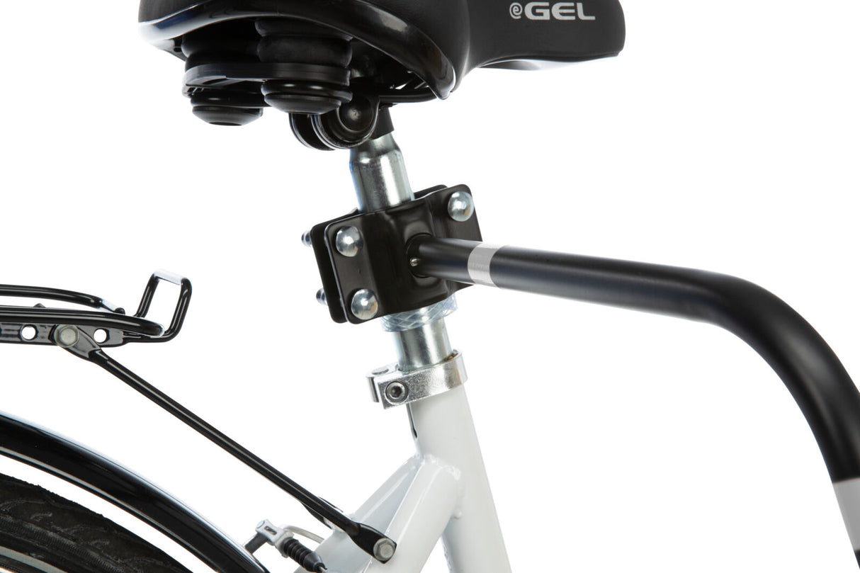 Nahaufnahme eines Fahrrad-Sattels mit Federung und einen Stützarm, der an einer schwarzen Halterung befestigt ist.
