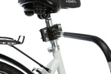 Nahaufnahme eines Fahrrad-Sattels mit Federung und einen Stützarm, der an einer schwarzen Halterung befestigt ist.