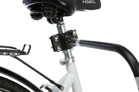 Nahaufnahme eines Fahrrad-Sattels mit Federung und einen Stützarm, der an einer schwarzen Halterung befestigt ist.
