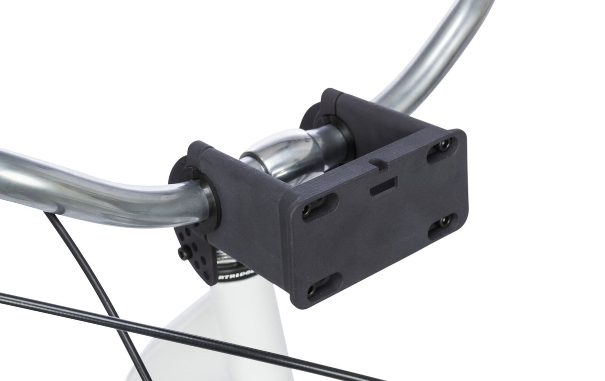 Schwarze Fahrradhalterung an silbernem Lenker mit weißen und schwarzen Kabeln.