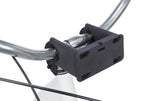 Schwarze Fahrradhalterung an silbernem Lenker mit weißen und schwarzen Kabeln.