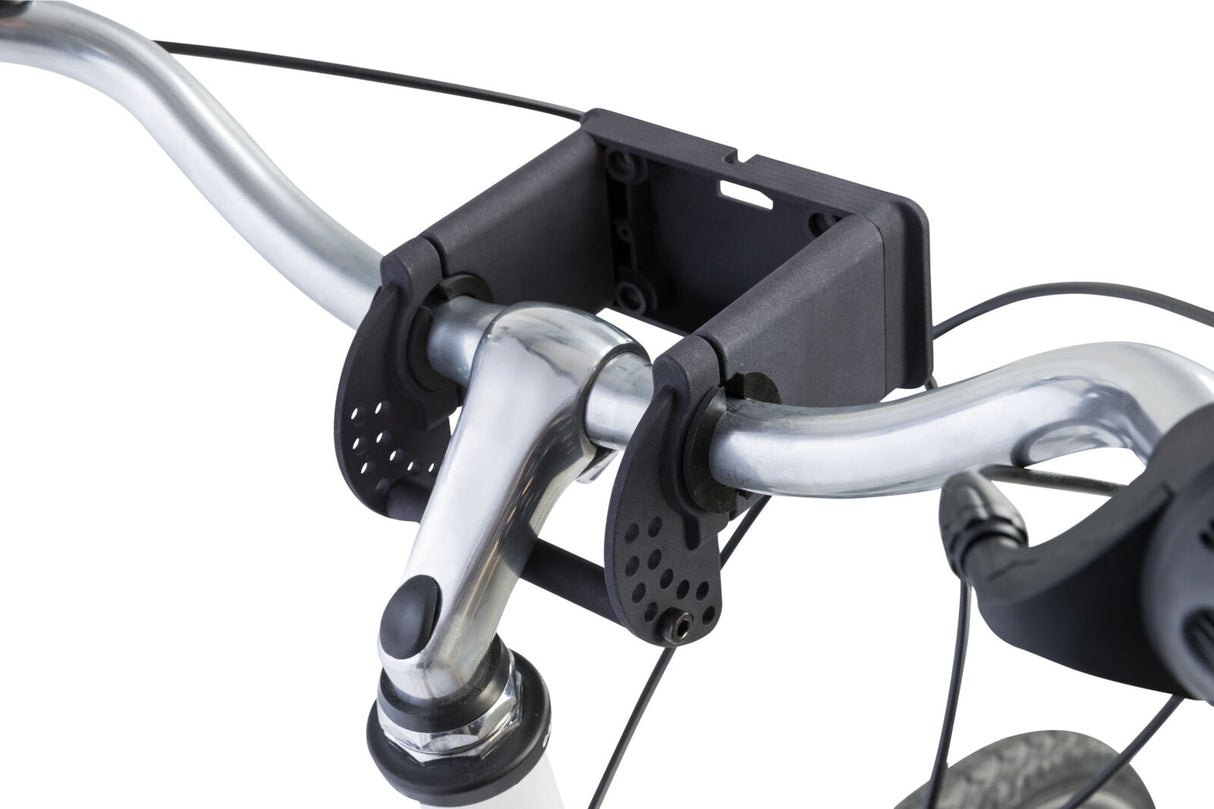 Silberner Fahrradlenker mit schwarzer Halterung aus Kunststoff, Schaltseil und Bremshebel sichtbar.