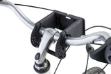 Silberner Fahrradlenker mit schwarzer Halterung aus Kunststoff, Schaltseil und Bremshebel sichtbar.