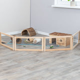 Holzlaufstall mit Kaninchen, Spielzeug und Kleintierhäusern auf hellem Laminatboden.