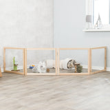 Holzgittergehege mit einem weißen Kaninchen und einem Kaninchen in einem Tunnel, umgeben von Spielzeug auf hellem Holzboden.