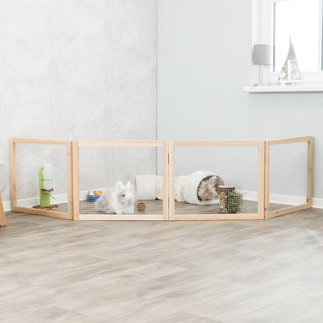 Holzgittergehege mit einem weißen Kaninchen und einem Kaninchen in einem Tunnel, umgeben von Spielzeug auf hellem Holzboden.