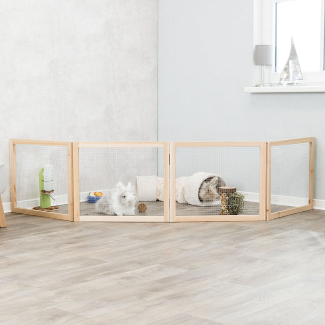 Holzgittergehege mit einem weißen Kaninchen und einem Kaninchen in einem Tunnel, umgeben von Spielzeug auf hellem Holzboden.