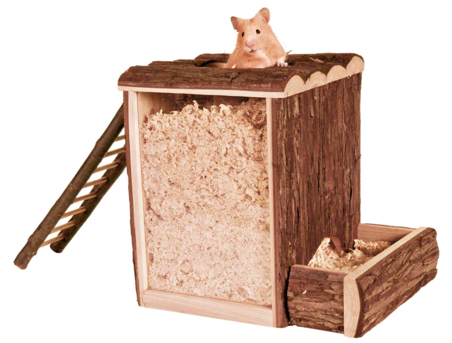 Holzhaus für Kleintiere mit Rinde, Leiter und Spänefüllung, kleines Tier schaut aus Öffnung oben heraus.