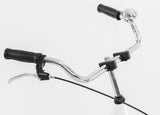 Nahaufnahme eines Fahrradlenkers mit schwarzen Griffen und Chromteilen, inklusive Bremshebel und einer Klingel.