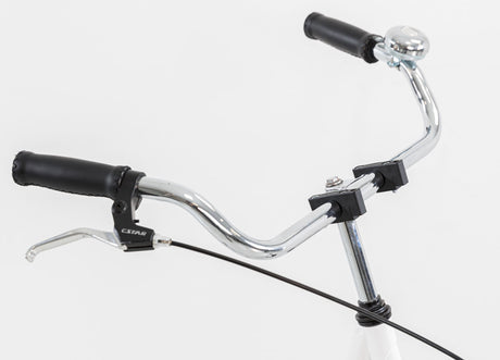 Nahaufnahme eines Fahrradlenkers mit schwarzen Griffen und Chromteilen, inklusive Bremshebel und einer Klingel.