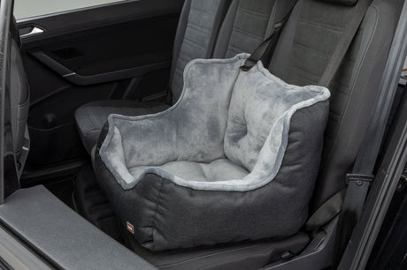 Gepolstertes Hunde-Autositzbett in Grau auf dem Rücksitz eines Autos.