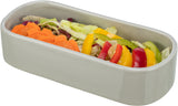Graue, ovale Schale aus Keramik, gefüllt mit gemischtem Salat, darunter Karotten und Paprika in verschiedenen Farben.