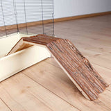 Holzrampe mit Struktur auf hellem Holzboden neben einem Gitterkäfig mit beige Bodenwanne.