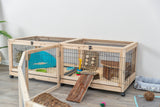 Holzkäfig mit Drahtgitter und Rampen, ausgestattet mit Spielsachen und Liegeflächen, steht auf einem Holzboden.