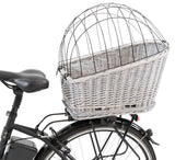 Fahrrad mit einem grauen Weidenkorb und einem schwarzen Gitter auf dem Gepäckträger.