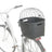 Schwarzer Fahrradkorb mit Gitterabdeckung an einem weißen Fahrrad hinten befestigt.