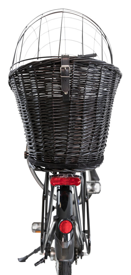 Schwarzer Fahrradkorb aus Rattan mit einem Metallgitteraufsatz, montiert auf einem Fahrradgepäckträger.
