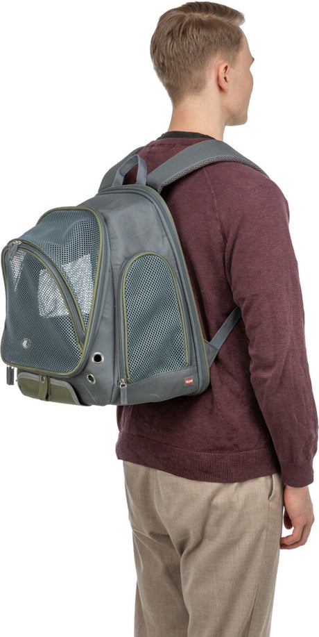 Eine Person in einem bordeauxroten Pullover trägt einen grauen Rucksack mit Netzfenstern.